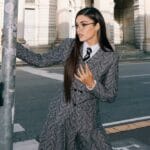 Hande Erçel’in Milano’dan yaptığı paylaşımlar, sadece bir tatil fotoğrafı olmanın ötesinde; moda, sosyal medya ve magazin üçgeninde geniş yankı uyandırdı.