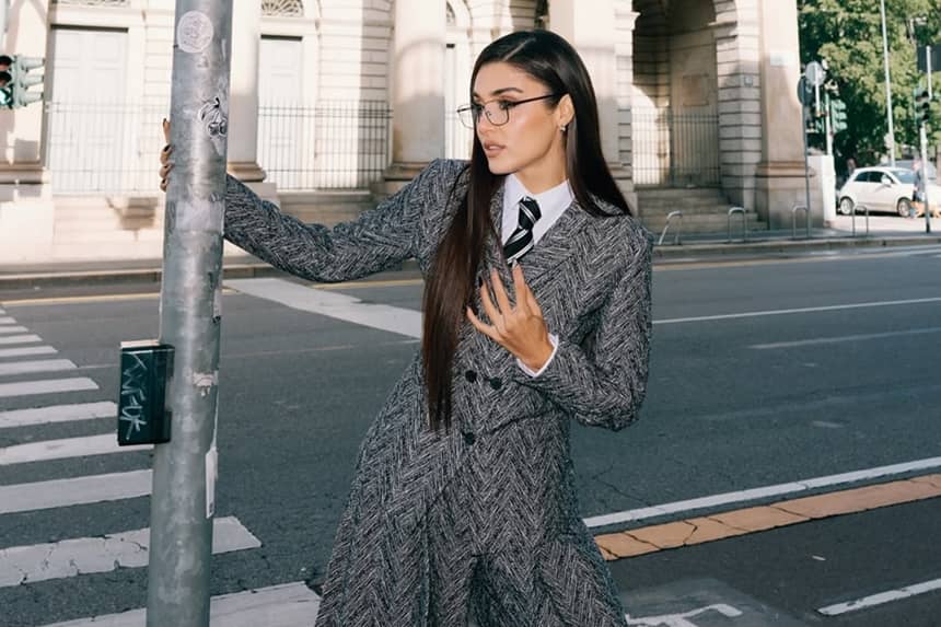 Hande Erçel’in Milano’dan yaptığı paylaşımlar, sadece bir tatil fotoğrafı olmanın ötesinde; moda, sosyal medya ve magazin üçgeninde geniş yankı uyandırdı.