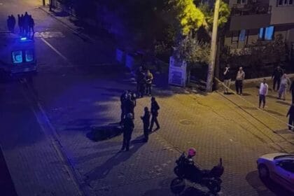 Balıkesir’in Edremit ilçesinde gece saatlerinde yaşanan silahlı saldırı dehşete dönüştü.