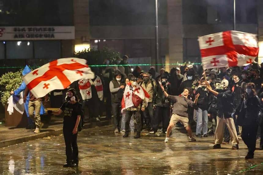 Gürcistan’ın 4 Ekim yerel seçim günü yaşanan protestolar, yalnızca bir seçim süreci değil; demokrasinin sınandığı, kamuoyu iradesinin, hukuk devleti normlarının sorgulandığı bir dönemeç olarak kayıtlara geçecek.